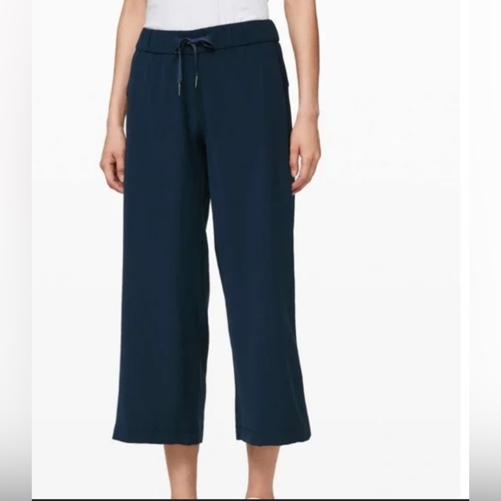 LULULEMON Wide Leg Cropped Capri Lounge Pants 10